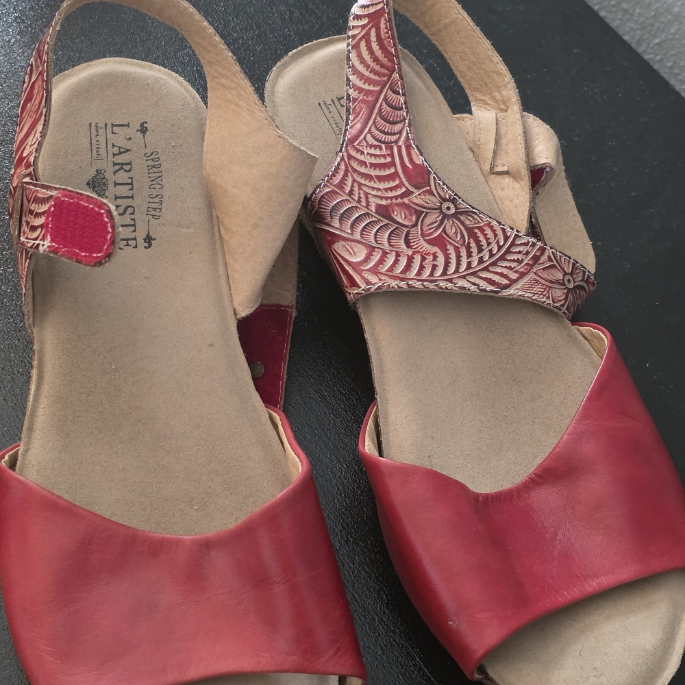 L'ATISTE Red Sandals with Textured Footbed